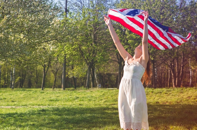 Gelukkige vrouwen met Amerikaanse vlag VS vieren 4 juli