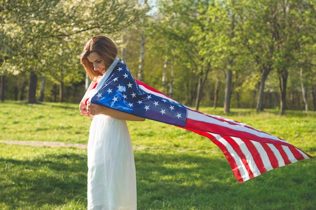 Gelukkige vrouwen met Amerikaanse vlag VS vieren 4 juli