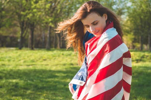 Gelukkige vrouwen met Amerikaanse vlag VS vieren 4 juli