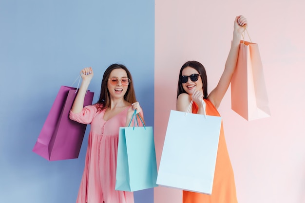 Gelukkige vrouwen met boodschappentassen