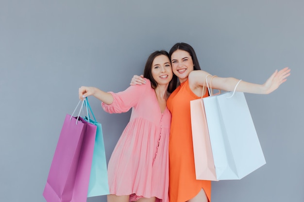 Gelukkige vrouwen met boodschappentassen