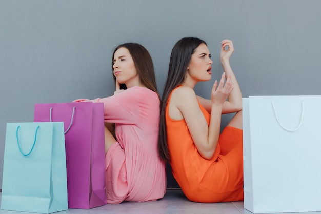 Gelukkige vrouwen met boodschappentassen