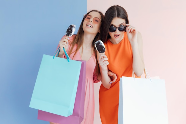 Gelukkige vrouwen met boodschappentassen