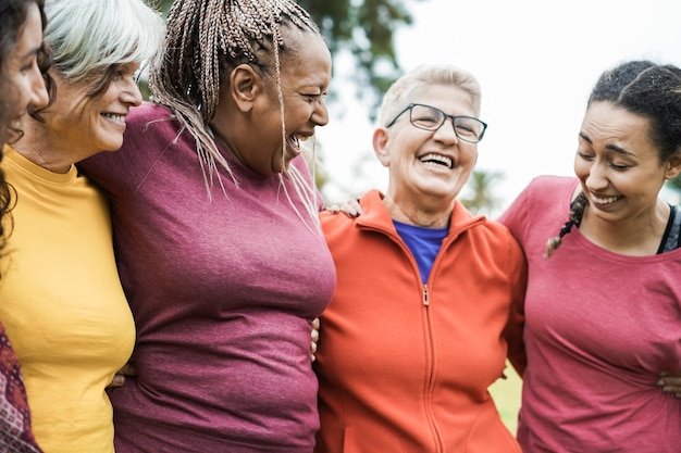 Gelukkige vrouwen met meerdere generaties die samen plezier hebben na sporttraining buiten