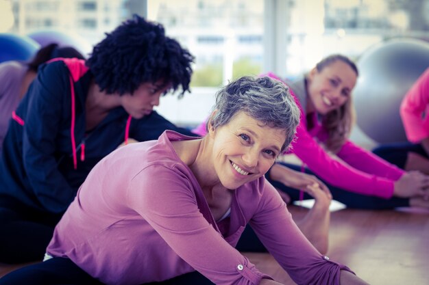 Foto gelukkige vrouwen oefenen