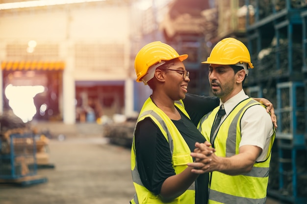 Gelukkige werker, ingenieursteam geniet van het werken met geluk samen dansen op een grappig glimlachmoment op de werkplek