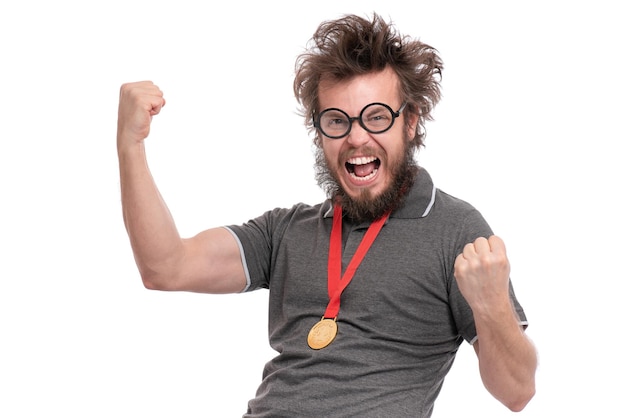 Foto gelukkige winnaar gekke bebaarde man met grappig kapsel in oogbril die succes op wit viert