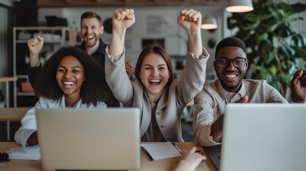 Foto gelukkige zakenlieden op laptops die op kantoor poseren.