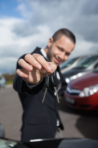 Gelukkige zakenman die autosleutels houdt