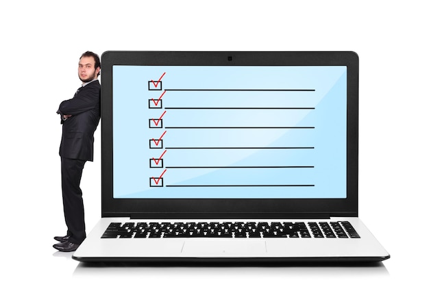 gelukkige zakenman en laptop met checklist