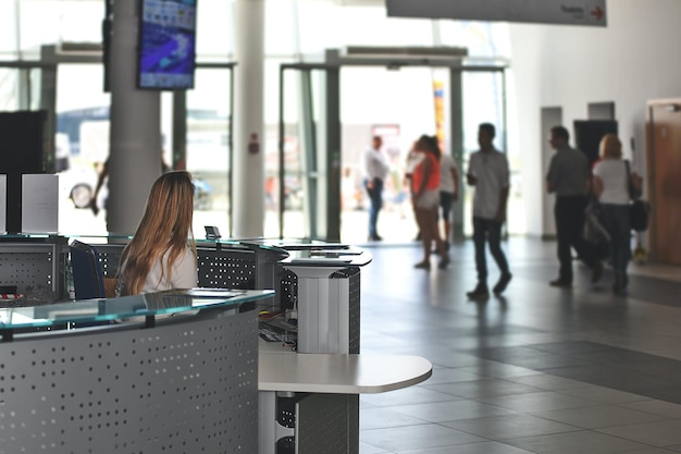 Foto gelukkige zakenman luistert naar een discussie in een kantoor vergaderzaal zakelijke professional zit i