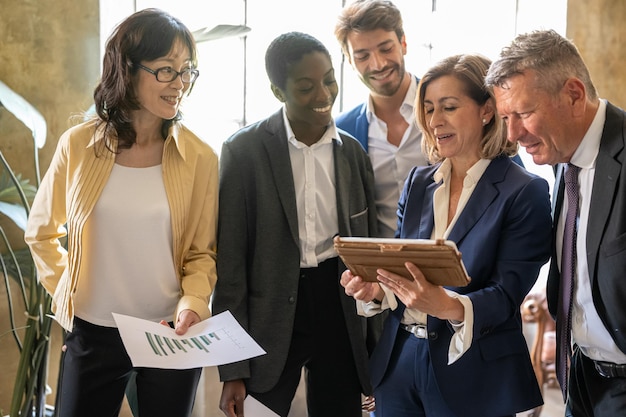 Foto gelukkige zakenmensen die samenwerken volwassen ondernemer met collega's