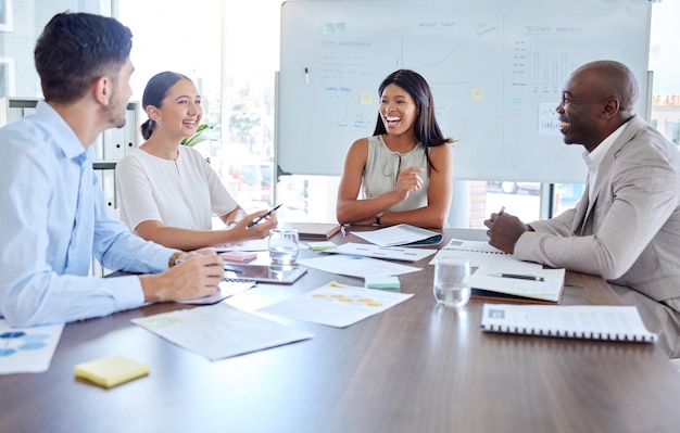 Gelukkige zakenmensen teamwerk of zakelijke financiële vergadering beoordeling leider advies of samenwerking Doelen succes of workshop met groep in conferentie voor het plannen van training of KPI-groei