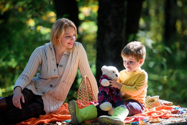 Gelukkige zoon met moeder ontspannen in herfstbos Zonnig weer Gezond eten Moeder liefde klein kind Lentestemming Gelukkige familiedag Familie picknick Moederdag Lente in mijn hoofd Lente paasvakantie