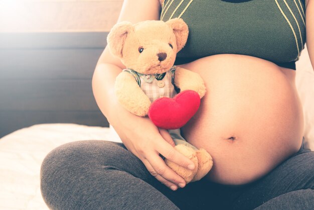 Gelukkige zwangere vrouw en aanstaande baby.