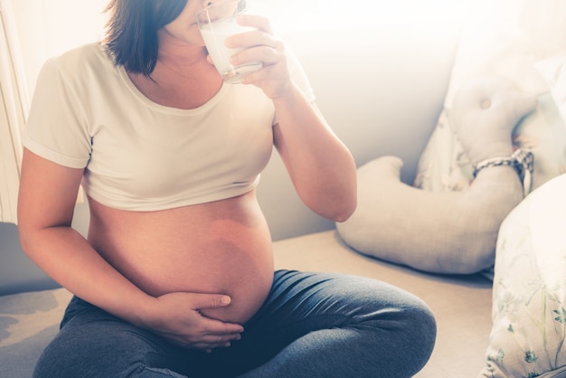 Gelukkige zwangere vrouw en aanstaande baby.