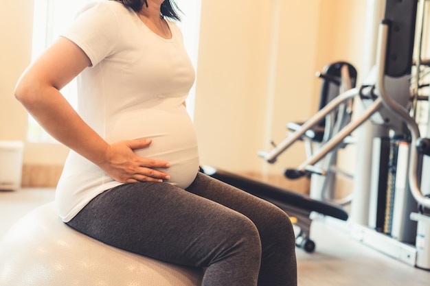 Gelukkige zwangere vrouw en aanstaande baby.