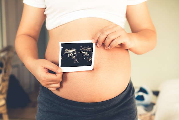 Gelukkige zwangere vrouw en baby verwacht.