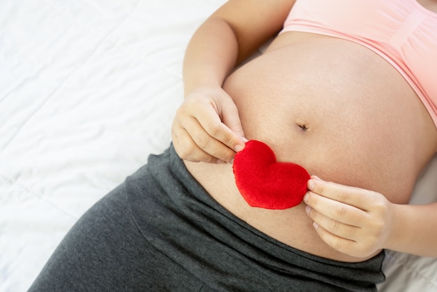 Gelukkige zwangere vrouw en baby verwacht.