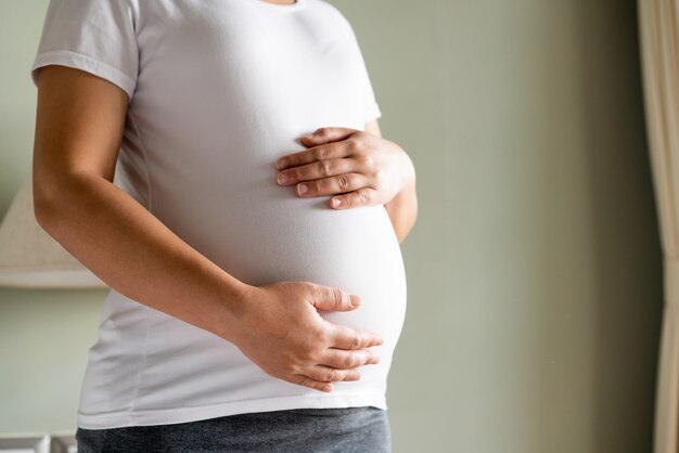 Gelukkige zwangere vrouw en baby verwacht.