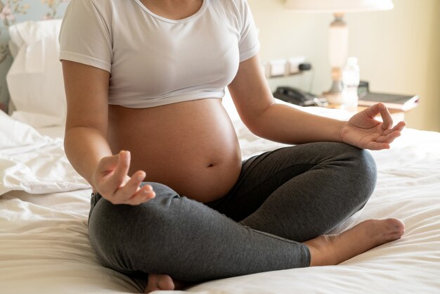 Gelukkige zwangere vrouw en baby verwacht.