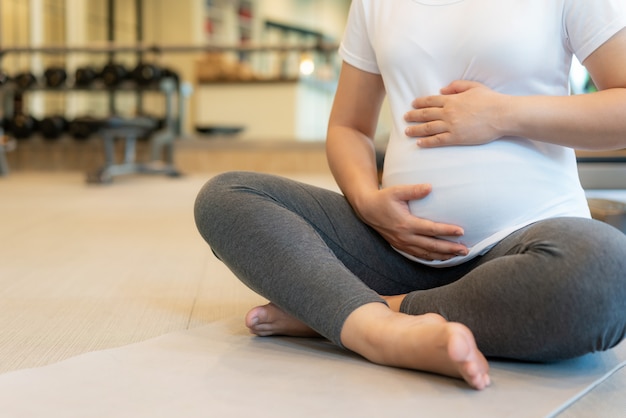 Gelukkige zwangere vrouw en baby verwacht.