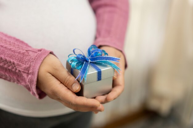 Gelukkige zwangere vrouw en baby verwacht.