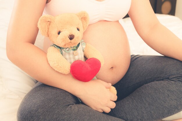 Gelukkige zwangere vrouw en baby verwacht.