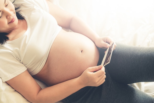 Gelukkige zwangere vrouw en baby verwacht.