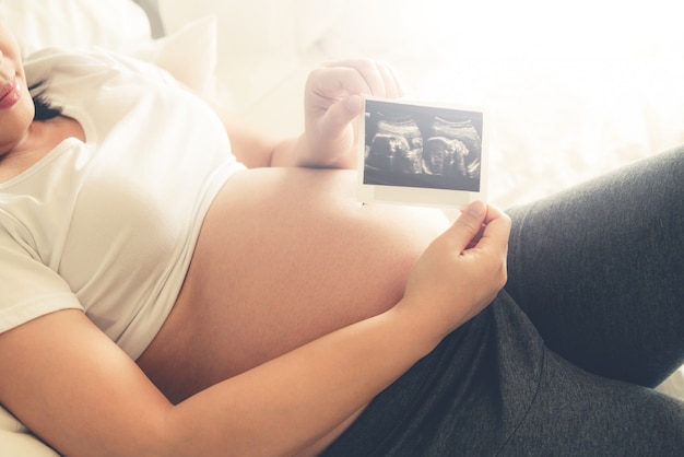 Gelukkige zwangere vrouw en baby verwacht.