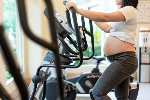 Gelukkige zwangere vrouw en baby verwacht.