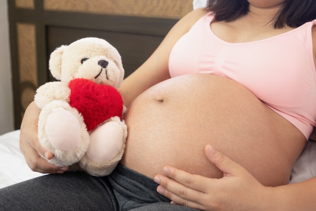 Gelukkige zwangere vrouw en baby verwacht.