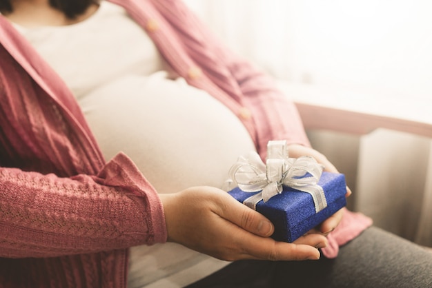 Gelukkige zwangere vrouw en baby verwacht.