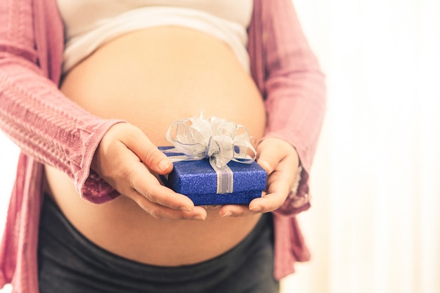 Gelukkige zwangere vrouw en baby verwacht.