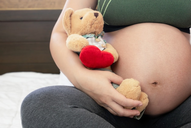 Gelukkige zwangere vrouw en baby verwacht.