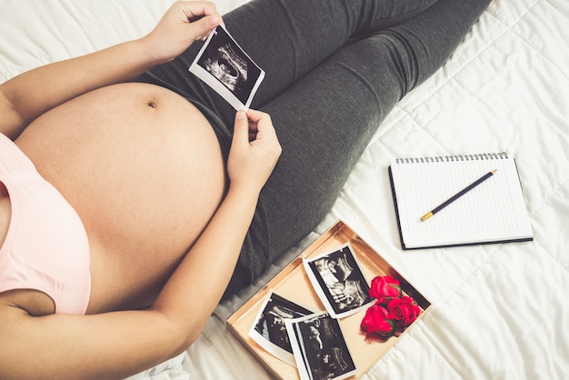 Gelukkige zwangere vrouw en baby verwacht.