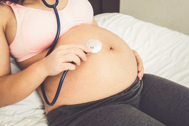 Gelukkige zwangere vrouw en baby verwacht.