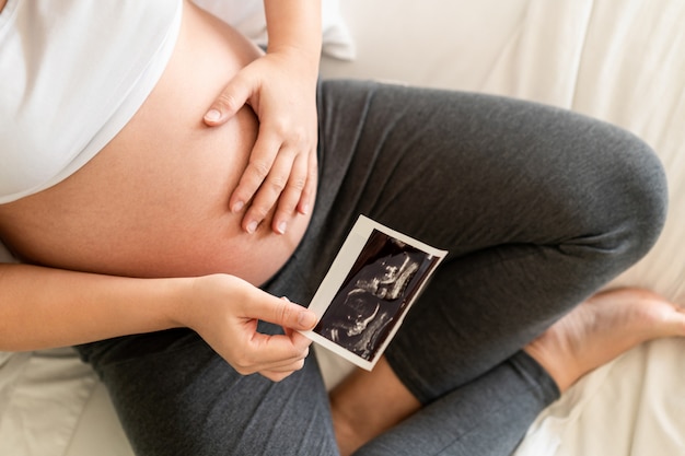 Gelukkige zwangere vrouw en baby verwacht.