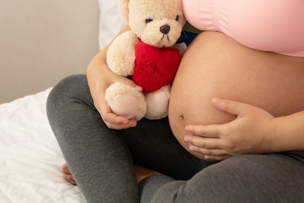 Gelukkige zwangere vrouw en baby verwacht.