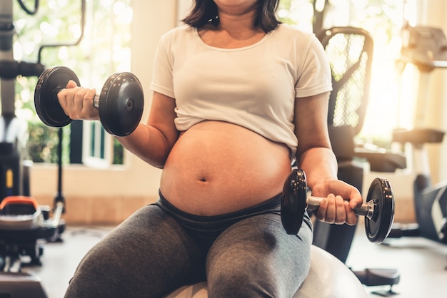 Gelukkige zwangere vrouw en baby verwacht.