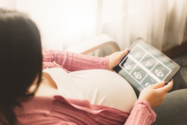 Gelukkige zwangere vrouw en baby verwacht.