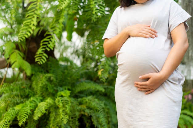 Gelukkige zwangere vrouw en baby verwacht.