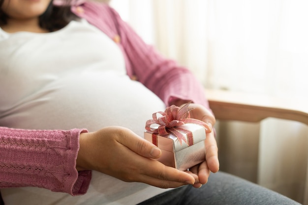 Gelukkige zwangere vrouw en baby verwacht.