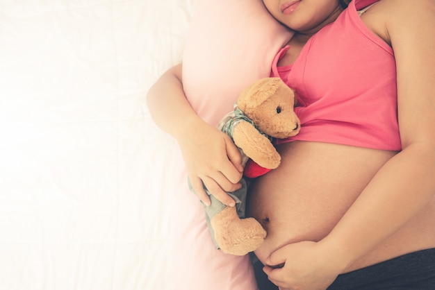 Gelukkige zwangere vrouw en baby verwacht.