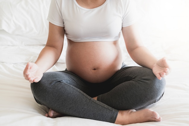 Gelukkige zwangere vrouw en baby verwacht.