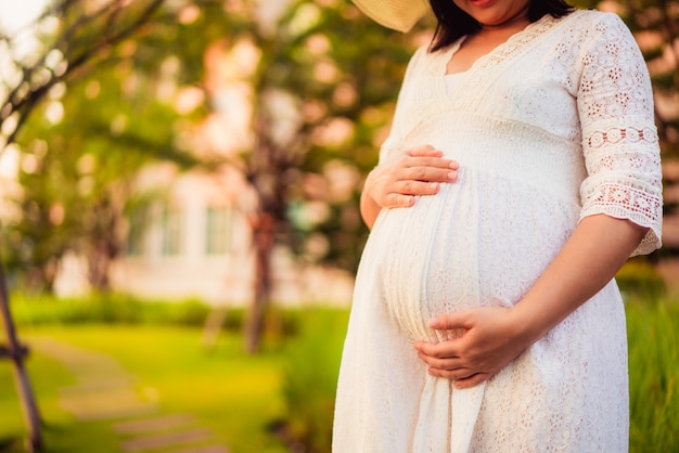 Gelukkige zwangere vrouw en baby verwacht.