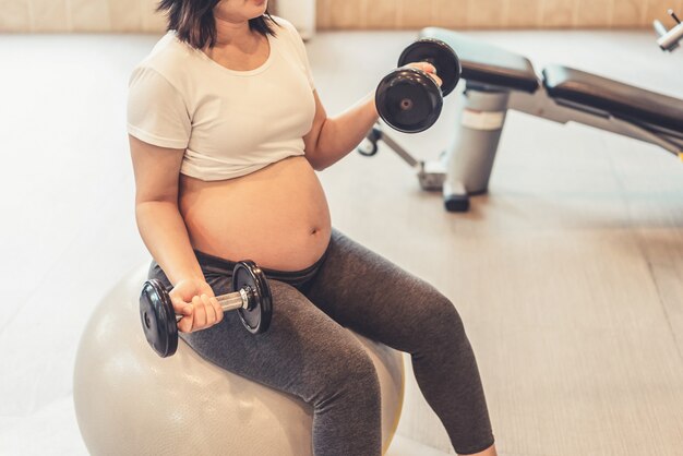 Gelukkige zwangere vrouw en baby verwacht.