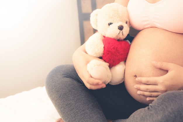 Gelukkige zwangere vrouw en baby verwacht.