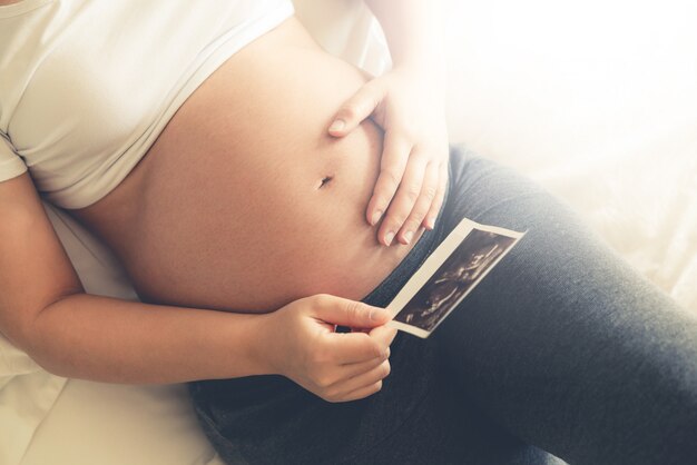 Gelukkige zwangere vrouw en baby verwacht.