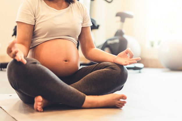 Foto gelukkige zwangere vrouw met baby in zwangere buik. kraamzorg en zwangerschap bij vrouwen.